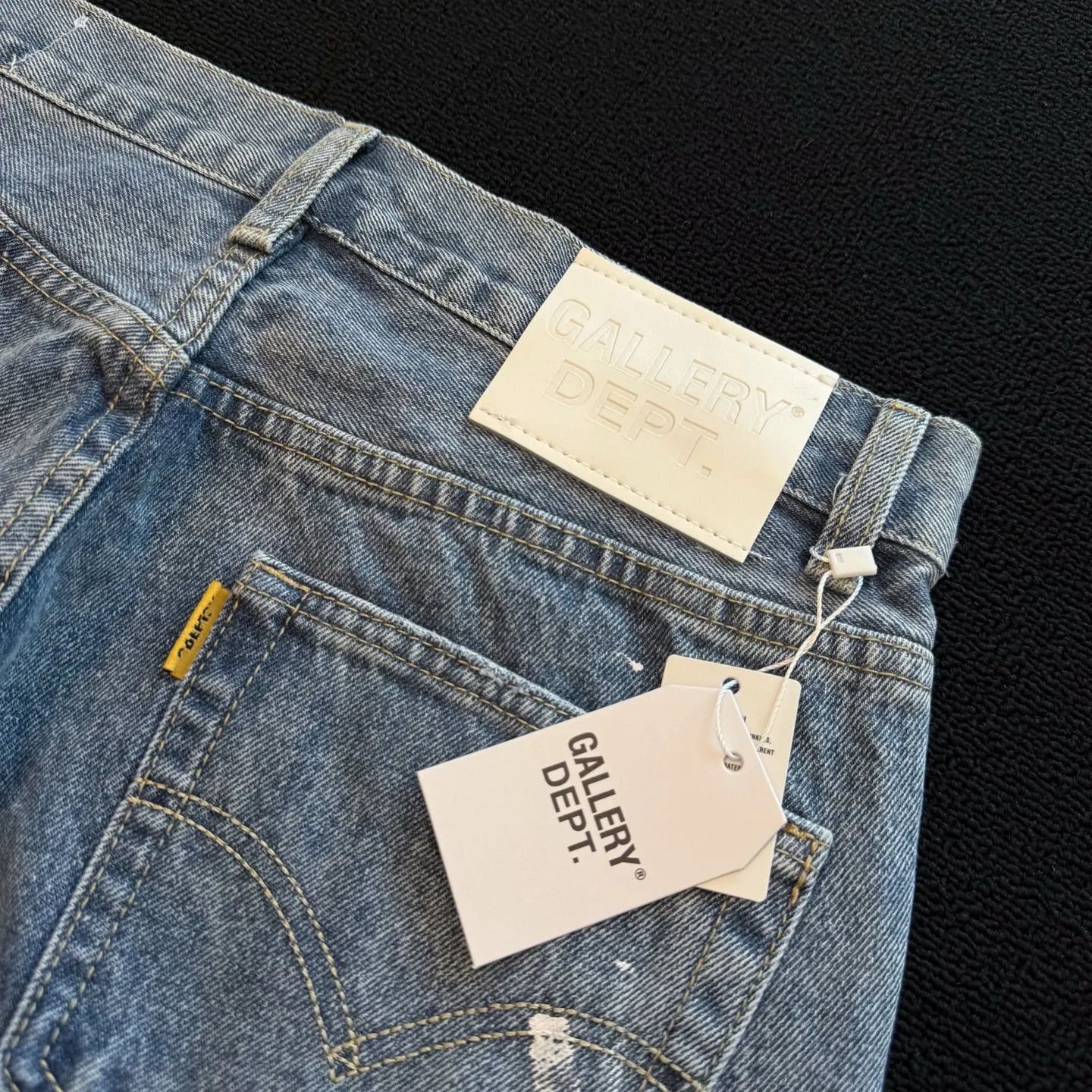 P260 model number: D354 GALLERY DEPT & Chrome hearts. Spliced washed flared ripped jeans. Three-dimensional version. Loose and comfortable. Not picky about body shape. Seiko factory. Original factory quality control. Same style for men and women. Can be matched with couples. Versatile recommendation. Must-have denim for all seasons. The craftsmanship is made of heavy-duty washed pure cotton denim fabric. After washing, it is soft and thick. It is very stylish when worn on the body. Size: 28, 30, 32, 34, 36 (S-XXL) Color: Splicing Size reference # 28 trouser length 100 waist 72 30 trouser length 102 waist 76 32 trouser length 104 waist 80 34 trouser length 106 waist 84 36 trouser length 108 waist 88
